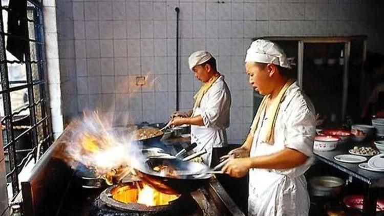 女生脱了内裤让男生捅